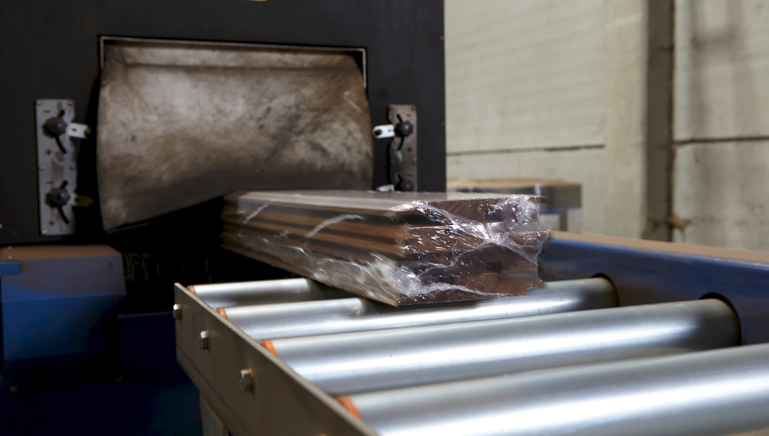 planken van Afrikaans hout in plastic wrap op rolband